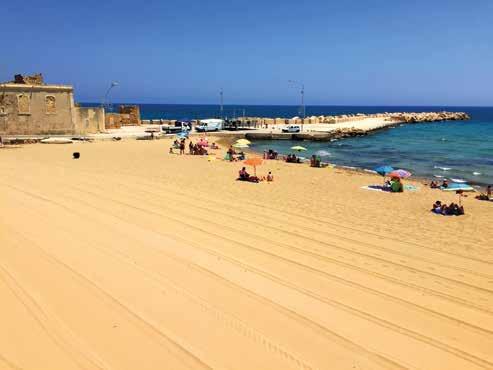 La spiaggia e gli spazi del Borgo Marinaro dopo la riqualificazione