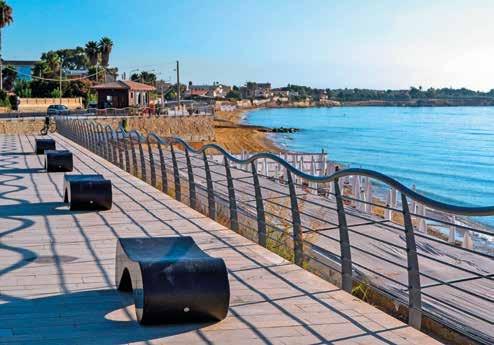 La passeggiata riqualificata di via Sandro Pertini, con nuove sedute e ringhiera a onda