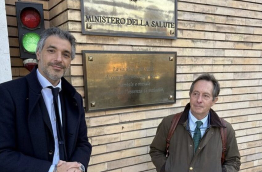 Luca Cannata con il commissario Guido Monteforte Specchi davanti al Ministero della Salute