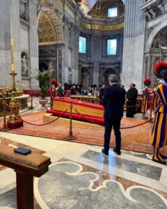 Omaggio alla salma di Papa Francesco.
